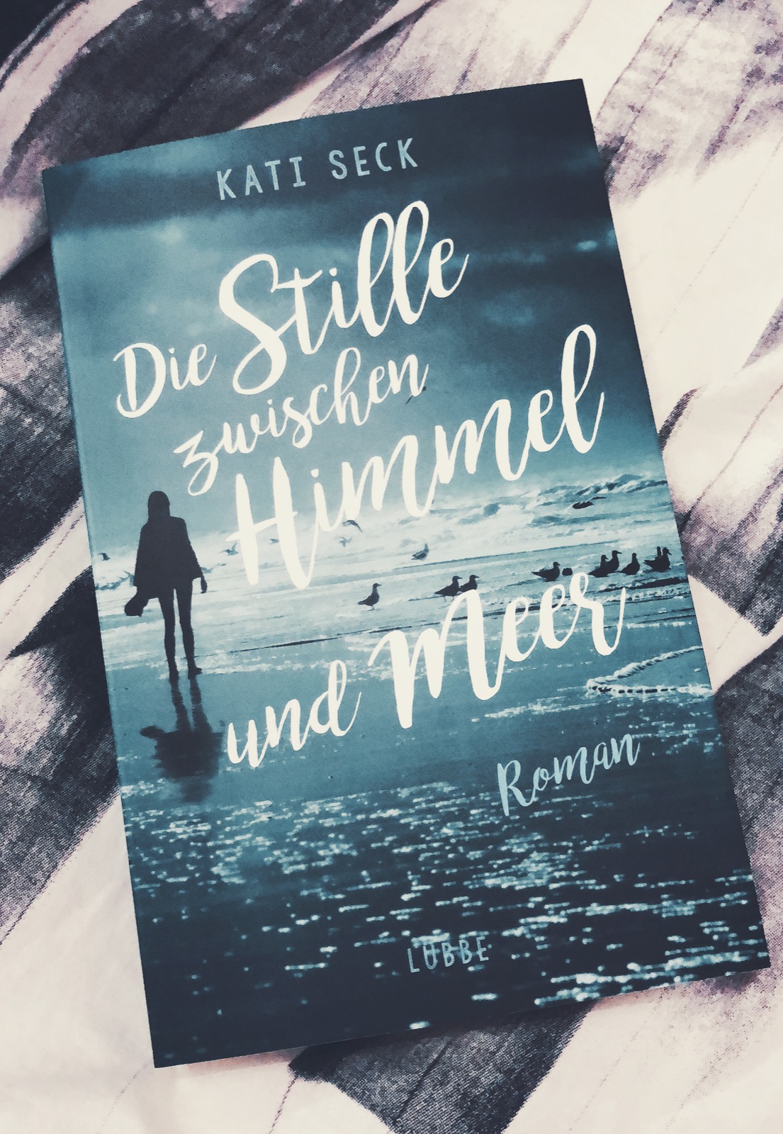 • Book Review | Kati Seck “Die Stille zwischen Himmel und Meer” •